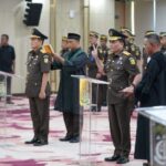 Jaksa Agung Muda Pengawasan Kejaksaan Agung, Rudi Margono dan Kepala Badan Pendidikan dan Pelatihan Kejaksaan RI, Leonard Eben Ezer Simanjuntak saat membaca sumpah jabatan di Gedung Utama Kejaksaan Agung RI, Kebayoran Baru, Jakarta Selatan, Rabu (18/12/2024). Foto: Yudha Krastawan/ipol.id