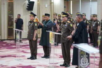 Jaksa Agung Muda Pengawasan Kejaksaan Agung, Rudi Margono dan Kepala Badan Pendidikan dan Pelatihan Kejaksaan RI, Leonard Eben Ezer Simanjuntak saat membaca sumpah jabatan di Gedung Utama Kejaksaan Agung RI, Kebayoran Baru, Jakarta Selatan, Rabu (18/12/2024). Foto: Yudha Krastawan/ipol.id