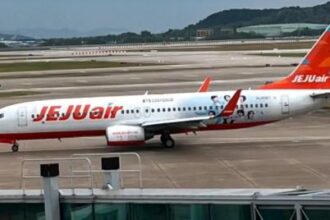 Pesawat Boeing 737-800 Jeju Air putar balik setelah mengalami masalah pada roda pedaratan di Seoul (Foto: FTN News