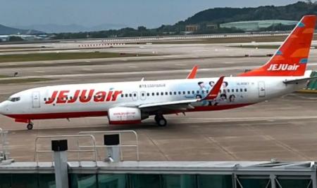 Pesawat Boeing 737-800 Jeju Air putar balik setelah mengalami masalah pada roda pedaratan di Seoul (Foto: FTN News