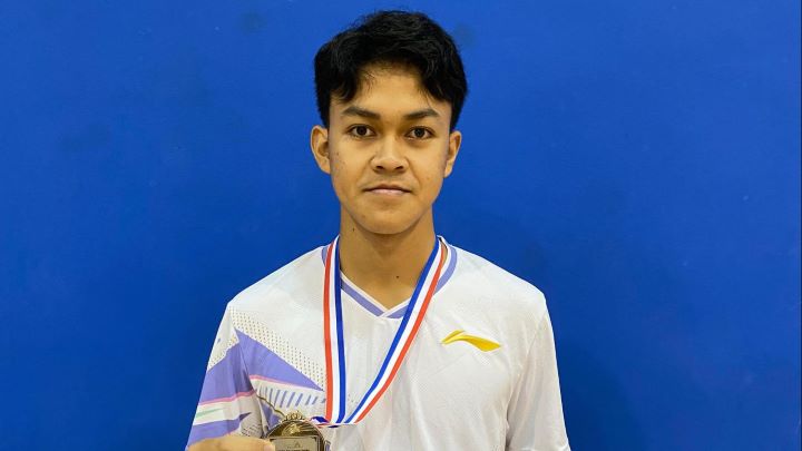 Bagus Haryo Bimo, siswa Madrasah Aliyah Negeri (MAN) 2 Banyumas meraih Medali Perak Open Badminton Tournament – Alpha Age Group Series 2024 katagori boys doubles U19 di Singapura.