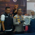 apolres Metro Jakarta Timur, Kombes Nicolas Ary Lilipaly didampingi Kasat Reskrim dan Kanit PPA serta jajaran menunjukkan barang bukti kasus Kekerasan Dalam Rumah Tangga (KDRT) terhadap korban suami inisial AG di Mapolres, Jumat (20/12/2024). Foto: Joesvicar Iqbal/ipol.id