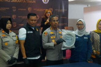 apolres Metro Jakarta Timur, Kombes Nicolas Ary Lilipaly didampingi Kasat Reskrim dan Kanit PPA serta jajaran menunjukkan barang bukti kasus Kekerasan Dalam Rumah Tangga (KDRT) terhadap korban suami inisial AG di Mapolres, Jumat (20/12/2024). Foto: Joesvicar Iqbal/ipol.id