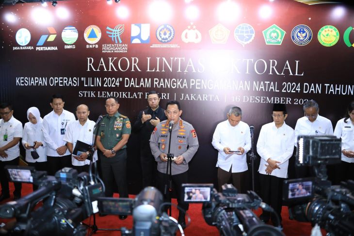 Kapolri menyebutkan, sebanyak 2.794 posko akan didirikan. Rinciannya adalah 1.852 pospam, 735 pos pelayanan dan 207 pos terpadu untuk mengamankan 61 ribu lebih objek tersebut. Foto: Polri