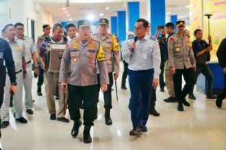 Kapolri Jenderal Listyo Sigit Prabowo saat meninjau Terminal Tirtonadi Solo. Foto: Polsri