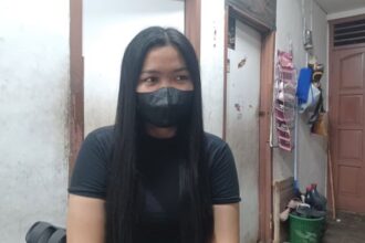 Dwi Ayu Darmawati, 19, menjadi korban penganiayaan hingga mengalami pendarahan di kepala, memar di tangan, kaki, paha, dan pinggang saat sedang bekerja di toko kue di kawasan Penggilingan, Cakung, Jakarta Timur, pada Kamis (17/10/2024). Foto: Joesvicar Iqbal/ipol.id