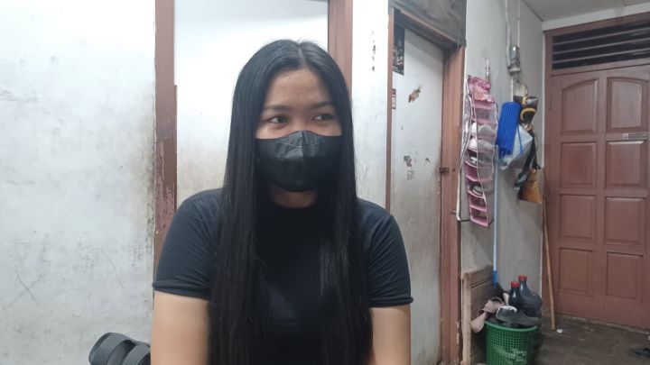 Dwi Ayu Darmawati, 19, menjadi korban penganiayaan hingga mengalami pendarahan di kepala, memar di tangan, kaki, paha, dan pinggang saat sedang bekerja di toko kue di kawasan Penggilingan, Cakung, Jakarta Timur, pada Kamis (17/10/2024). Foto: Joesvicar Iqbal/ipol.id