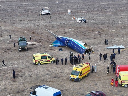 Video kecelakaan yang belum diverifikasi menunjukkan pesawat penumpang Embraer, yang dioperasikan oleh Azerbaijan Airlines, terbakar saat menghantam tanah dan asap hitam tebal kemudian mengepul pada Rabu (25/12/2024). Reuters TV/via REUTERS Video kecelakaan yang belum diverifikasi menunjukkan pesawat penumpang Embraer, yang dioperasikan oleh Azerbaijan Airlines, terbakar saat menghantam tanah dan asap hitam tebal kemudian mengepul pada Rabu (25/12/2024). Reuters TV/via REUTERS Video kecelakaan yang belum diverifikasi menunjukkan pesawat penumpang Embraer, yang dioperasikan oleh Azerbaijan Airlines, terbakar saat menghantam tanah dan asap hitam tebal kemudian mengepul pada Rabu (25/12/2024). Reuters TV/via REUTERS