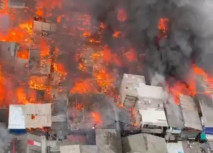 Kebakaran terjadi di Jalan Kebon Kosong, Kecamatan Kemayoran, Jakarta Pusat, Selasa (10/12/2024) siang. Foto: Ist