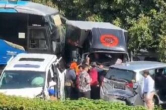 Kecelakaan beruntun terjadi di Tol Dalam Kota, Jakarta pada hari ini Jumat (13/12/2024). (Foto TMC Polda Metro Jaya).