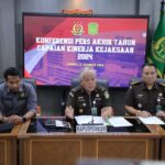 Kepala Pusat Penerangan Hukum (Kapuspenkum) Kejagung, Harli Siregar (tengah) dalam jumpa pers pencapaian kinerja Kejaksaan RI di Jakarta, Selasa (31/12/2024). Foto: Yudha Krastawan/ipol.id