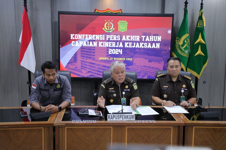 Kepala Pusat Penerangan Hukum (Kapuspenkum) Kejagung, Harli Siregar (tengah) dalam jumpa pers pencapaian kinerja Kejaksaan RI di Jakarta, Selasa (31/12/2024). Foto: Yudha Krastawan/ipol.id