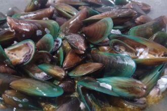 Kerang hijau yang sudah dibersihkan, diolah dan dimasak hingga matang. Foto: Joesvicar Iqbal/ipol.id