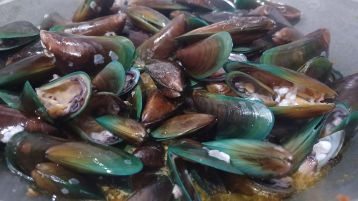 Kerang hijau yang sudah dibersihkan, diolah dan dimasak hingga matang. Foto: Joesvicar Iqbal/ipol.id