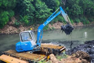 Sudin Sumber Daya Air (SDA) Jakarta Timur mengerahkan kendaraan alat berat melakukan pengerukan lumpur di aliran Kali Cipinang, RW 11, Kelurahan/Kecamatan Kramat Jati, Kamis (12/12/2024). Foto: Ist