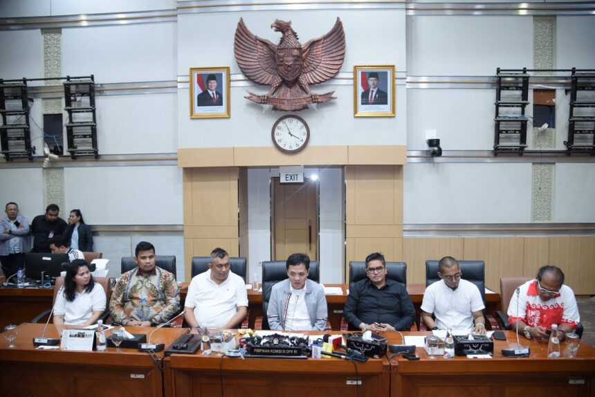 Komisi III DPR RI dipimpin oleh Ketua Komisi III DPR RI Habiburokhman, saat menggelar RDPU membahas kasus kekerasan seksual yang menimpa ADW dan KDY di Surakarta sejak 2017, di Senayan, Kamis (19/12/2024). Foto: G