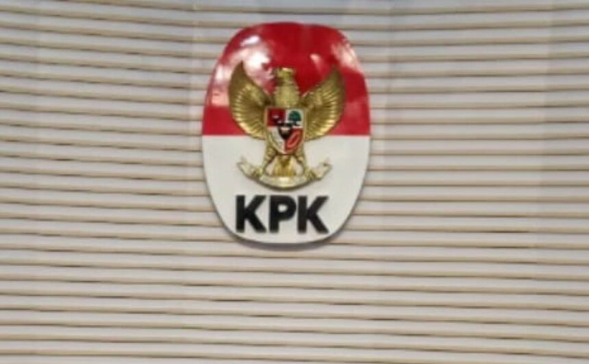 Logo Komisi Pemberantasan Korupsi (KPK) di dalam ruang konferensi pers Gedung Merah Putih, Kuningan, Jaksel. Foto: Yudha Krastawan/ipol.id