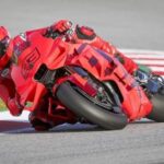 Marc Marquez menjajal motor anyar Ducati dalam tes pramusim perdana MotoGP 2025 di Sirkuit Catalunya pada Selasa (19/11/2024). (Foto: Speedweek)