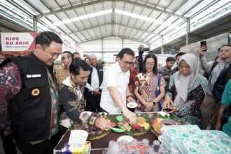 Mendag Budi Santoso memantau harga dan ketersediaan barang kebutuhan pokok (bapok) di Pasar Madyopuro, Malang, Jawa Timur. Foto: Kemendag