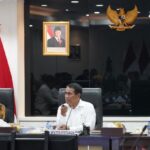 Mentan Amran Sulaiman (tengah) dalam rapat koordinasi terkait persiapan dan percepatan pelaksanaan program pembangunan pertanian tahun anggaran 2025. Foto: Dok Kementan