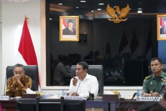 Mentan Amran Sulaiman (tengah) dalam rapat koordinasi terkait persiapan dan percepatan pelaksanaan program pembangunan pertanian tahun anggaran 2025. Foto: Dok Kementan