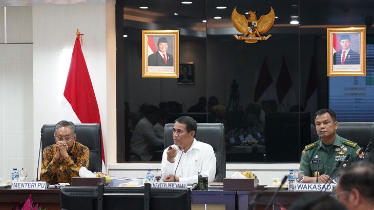 Mentan Amran Sulaiman (tengah) dalam rapat koordinasi terkait persiapan dan percepatan pelaksanaan program pembangunan pertanian tahun anggaran 2025. Foto: Dok Kementan