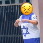 Seorang Ibu Pakai Baju Bendera Israel didepan rumah. Foto: Tangkap layar Tiktok @muhammad_hasan_abdillah