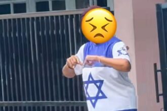 Seorang Ibu Pakai Baju Bendera Israel didepan rumah. Foto: Tangkap layar Tiktok @muhammad_hasan_abdillah