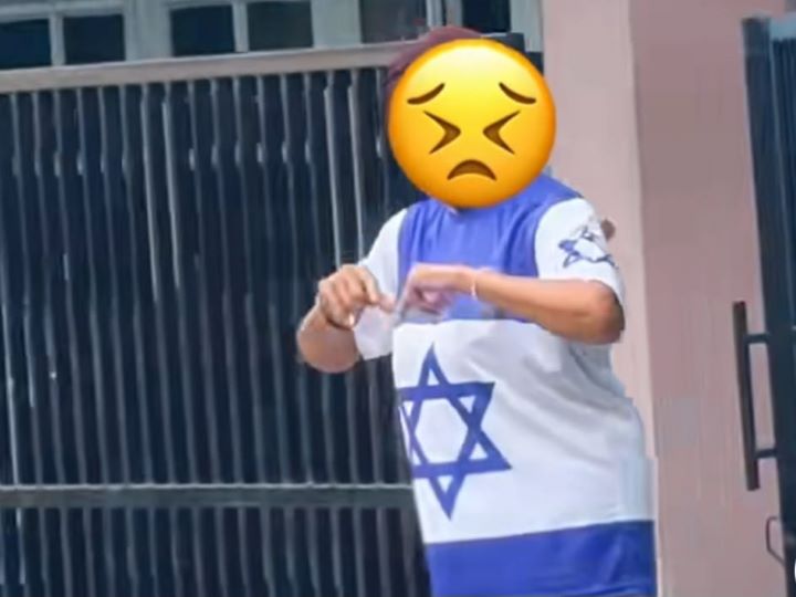 Seorang Ibu Pakai Baju Bendera Israel didepan rumah. Foto: Tangkap layar Tiktok @muhammad_hasan_abdillah