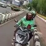 Viral Aksi Driver Ojol di Jakarta Tendang Pesepeda Usai Ditegur. Foto: Tangkap layar X @bacottetangga__