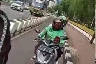 Viral Aksi Driver Ojol di Jakarta Tendang Pesepeda Usai Ditegur. Foto: Tangkap layar X @bacottetangga__