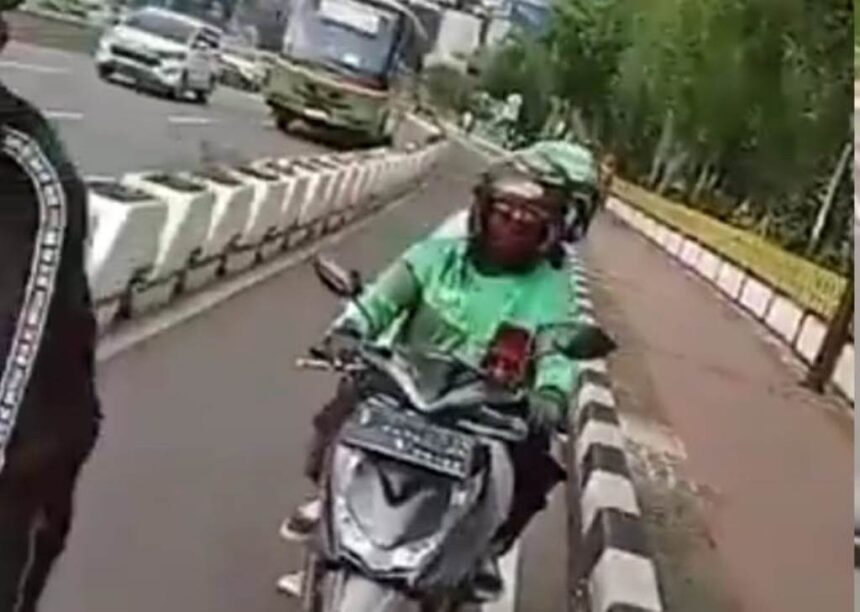 Viral Aksi Driver Ojol di Jakarta Tendang Pesepeda Usai Ditegur. Foto: Tangkap layar X @bacottetangga__