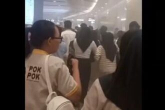 Kebakaran Pakuwon Mall Jogja, Condongcatur, Depok, Sleman, menimbulkan kepanikan pengunjung dan berupaya menyelamatkan diri, Rabu (4/12/2024) sore. (Foto: Tangkapan layar video di Instagram).