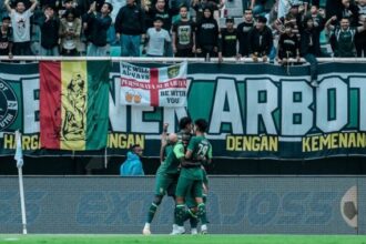 Para pemain Persebaya merayakan salah satu gol ke gawang Arema FC. Foto: persebaya