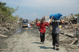 Pengungsi pasca tsunami Aceh Desember 2024. Foto: read once / pexels