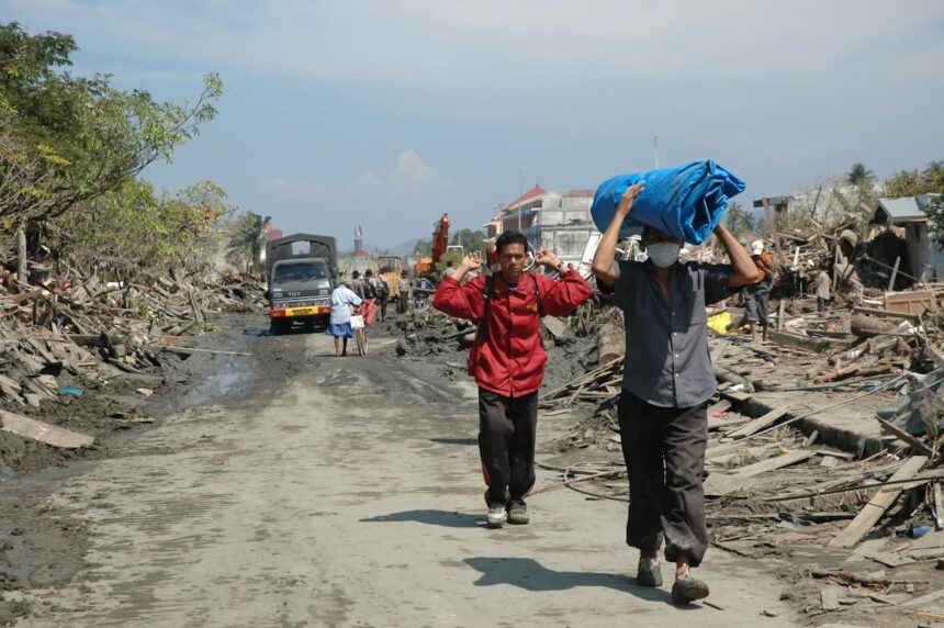 Pengungsi pasca tsunami Aceh Desember 2024. Foto: read once / pexels