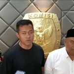 Anggota KPU Jaktim saat menerima perwakilan massa yang menuntut oknum KPPS di TPS 028 untuk ditindakpanjuti.(Foto Sofian/ipol.id)