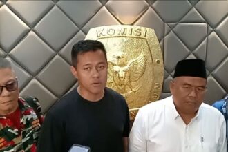 Anggota KPU Jaktim saat menerima perwakilan massa yang menuntut oknum KPPS di TPS 028 untuk ditindakpanjuti.(Foto Sofian/ipol.id)