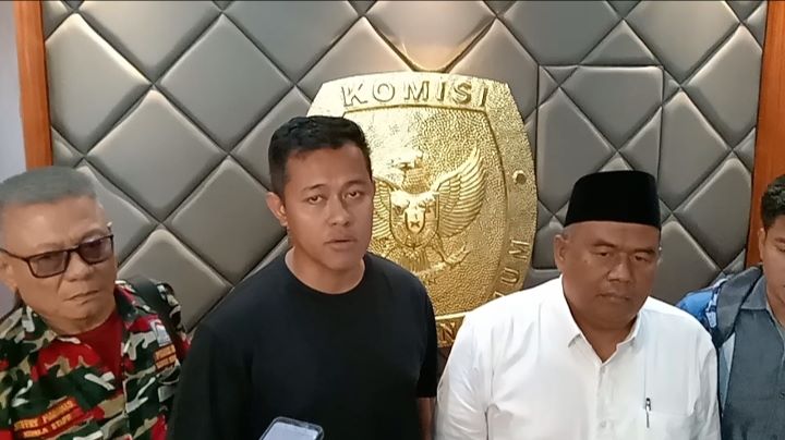 Anggota KPU Jaktim saat menerima perwakilan massa yang menuntut oknum KPPS di TPS 028 untuk ditindakpanjuti.(Foto Sofian/ipol.id)