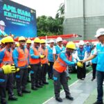 Direktur Utama PLN, Darmawan Prasodjo (kanan) memberikan apresiasi dan semangat kepada para petugas PLN yang bersiaga mengamankan kelistrikan untuk Natal dan Tahun Baru 2025. Foto: Dok PLN