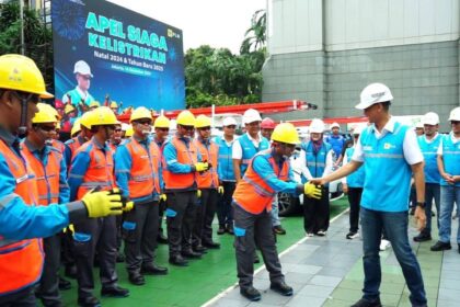 Direktur Utama PLN, Darmawan Prasodjo (kanan) memberikan apresiasi dan semangat kepada para petugas PLN yang bersiaga mengamankan kelistrikan untuk Natal dan Tahun Baru 2025. Foto: Dok PLN