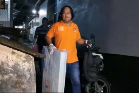 Polisi mengamankan barang bukti dari rumah sekeluarga yang ditemukan tewas di Cirendeu pada Minggu (15/12/2024) (foto: ist)