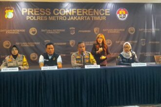 Kapolres Metro Jakarta Timur, Kombes Nicolas Ary Lilipaly didampingi Kasat Reskrim, Kanit PPA, Humas dan dr. Asri Mega Ratri SP. Forensik dan Medikolegal Rumah Sakit Polri Kramat Jati dalam konfrensi pers mengungkap kasus anak AGS, 5, yang meninggal dunia, Jumat (20/12/2024). Foto: Joesvicar Iqbal/ipol.id