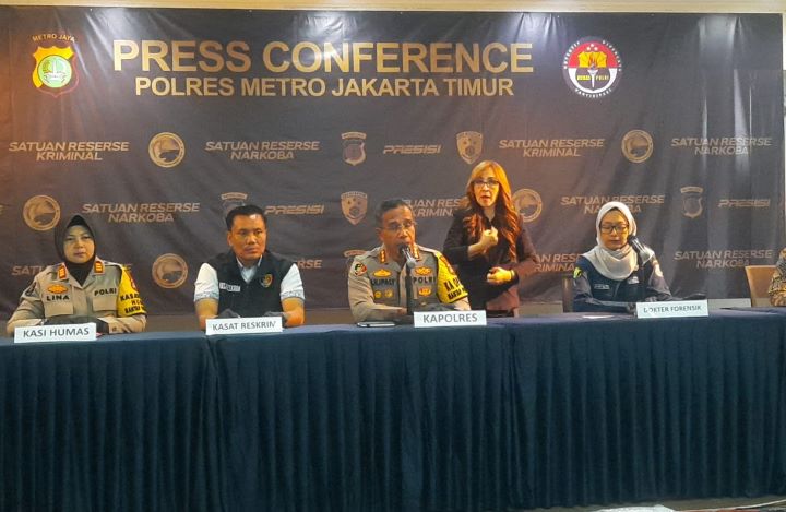 Kapolres Metro Jakarta Timur, Kombes Nicolas Ary Lilipaly didampingi Kasat Reskrim, Kanit PPA, Humas dan dr. Asri Mega Ratri SP. Forensik dan Medikolegal Rumah Sakit Polri Kramat Jati dalam konfrensi pers mengungkap kasus anak AGS, 5, yang meninggal dunia, Jumat (20/12/2024). Foto: Joesvicar Iqbal/ipol.id