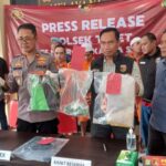 Kapolsek Tebet, Jakarta Selatan, Kompol Murodih didampingi Kasi Humas Polres Metro Jakarta Selatan, AKP Nurma Dewi dan Kanit Reskrim menunjukkan barang bukti diduga digunakan untuk menganiaya korban berupa gunting, cincin, dan pecahan botol dalam gelar kasus pembunuhan pedagang telur gulung dilakukan empat tersangka AS, MF, R, dan AR di Mapolsek, Jumat (13/12/2024). Foto: Joesvicar Iqbal/ipol.id