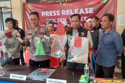 Kapolsek Tebet, Jakarta Selatan, Kompol Murodih didampingi Kasi Humas Polres Metro Jakarta Selatan, AKP Nurma Dewi dan Kanit Reskrim menunjukkan barang bukti diduga digunakan untuk menganiaya korban berupa gunting, cincin, dan pecahan botol dalam gelar kasus pembunuhan pedagang telur gulung dilakukan empat tersangka AS, MF, R, dan AR di Mapolsek, Jumat (13/12/2024). Foto: Joesvicar Iqbal/ipol.id