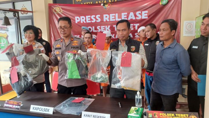 Kapolsek Tebet, Jakarta Selatan, Kompol Murodih didampingi Kasi Humas Polres Metro Jakarta Selatan, AKP Nurma Dewi dan Kanit Reskrim menunjukkan barang bukti diduga digunakan untuk menganiaya korban berupa gunting, cincin, dan pecahan botol dalam gelar kasus pembunuhan pedagang telur gulung dilakukan empat tersangka AS, MF, R, dan AR di Mapolsek, Jumat (13/12/2024). Foto: Joesvicar Iqbal/ipol.id