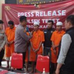 Kapolsek Tebet, Jakarta Selatan, Kompol Murodih didampingi Kasi Humas Polres Metro Jakarta Selatan, AKP Nurma Dewi dan Kanit Reskrim dalam gelar kasus pembunuhan pedagang telur gulung dengan menghadirkan empat tersangka AS, MF, R, dan AR di Mapolsek, Jumat (13/12/2024). Foto: Joesvicar Iqbal/ipol.id