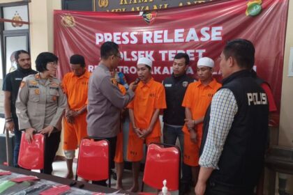 Kapolsek Tebet, Jakarta Selatan, Kompol Murodih didampingi Kasi Humas Polres Metro Jakarta Selatan, AKP Nurma Dewi dan Kanit Reskrim dalam gelar kasus pembunuhan pedagang telur gulung dengan menghadirkan empat tersangka AS, MF, R, dan AR di Mapolsek, Jumat (13/12/2024). Foto: Joesvicar Iqbal/ipol.id