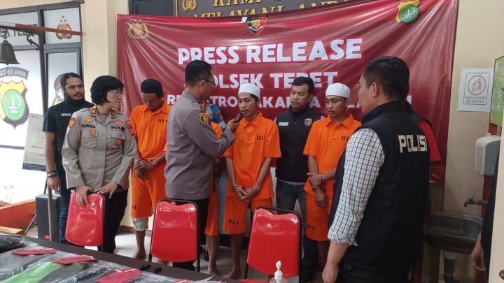 Kapolsek Tebet, Jakarta Selatan, Kompol Murodih didampingi Kasi Humas Polres Metro Jakarta Selatan, AKP Nurma Dewi dan Kanit Reskrim dalam gelar kasus pembunuhan pedagang telur gulung dengan menghadirkan empat tersangka AS, MF, R, dan AR di Mapolsek, Jumat (13/12/2024). Foto: Joesvicar Iqbal/ipol.id